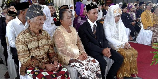 106 Pasangan suami istri ikuti nikah massal di Kediri