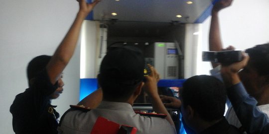 Kebingungan, pencuri gagal bongkar ATM BCA di Indomaret