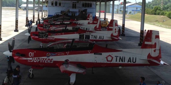 Tim aerobatik Jupiter TNI AU siap bermanuver di langit Pekanbaru