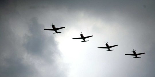 Aksi tim Jupiter TNI AU bermanuver di langit Kota Medan