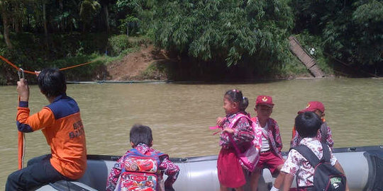 di lebak roboh 45 siswa sd jatuh ke sungai rev1