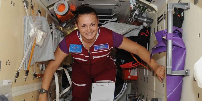 Pesona Elena Serova, kosmonaut cantik dari Rusia