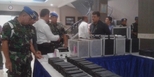 Panglima TNI serahkan USD 6.900 black dollar ke Polri