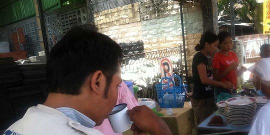 Setiap Jumat Warung Shodaqoh di Yogya ini diserbu warga miskin