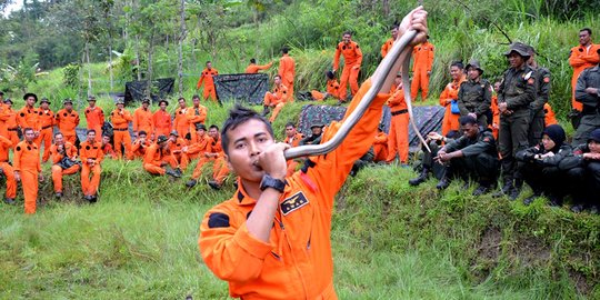 Latihan survival, pasukan TNI AU minum darah ular