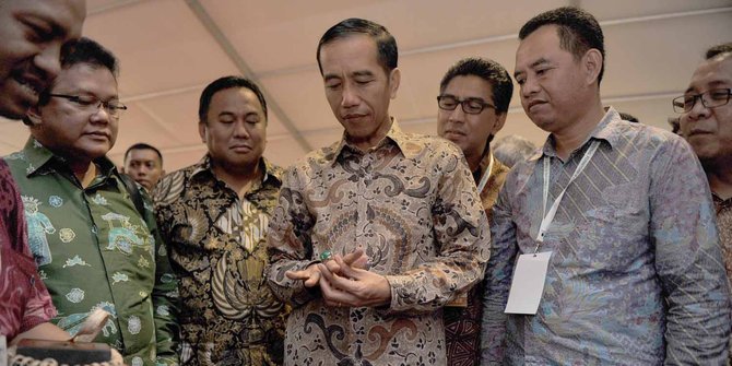 Hadiri pameran furnitur di Senayan, Jokowi lirik dan jajal batu akik