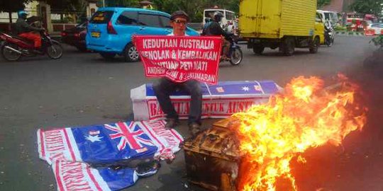 Warga Solo ini bakar peti mati dikembalikan Kedubes Australia