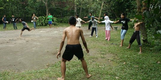 Pelajari nilai hidup ratusan anak  yatim bermain dolanan  