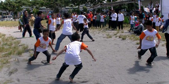 Keseruan ratusan anak yatim Kediri diajak bermain dolanan tempo dulu