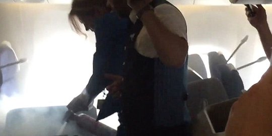 Kabin pesawat terbakar, ratusan penumpang KLM dievakuasi