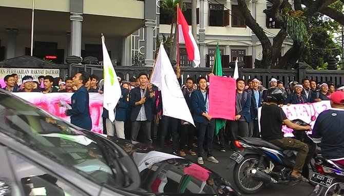 eksekutif mahasiswa dan aliansi bem universitas brawijaya demo jokowi