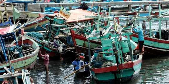 Jokowi minta KPK turut awasi sektor kelautan dan perkebunan