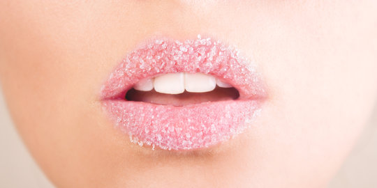 Coba resep-resep lip scrub ini untuk dapatkan bibir sehat dan lembut