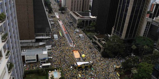 Pandangan udara jutaan warga Brasil banjiri kota demo Presiden Dilma