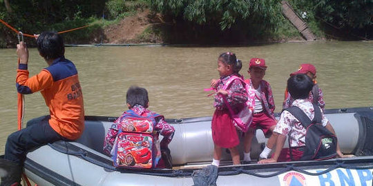 Jembatan roboh, Bupati Lebak malah salahkan anak-anak