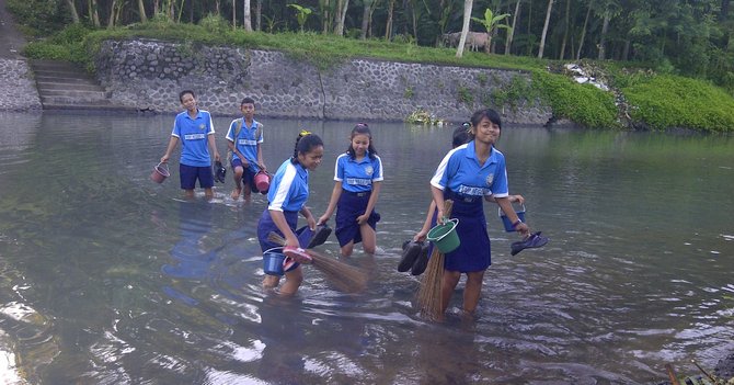 tak ada jembatan anak sekolah seberangi kali