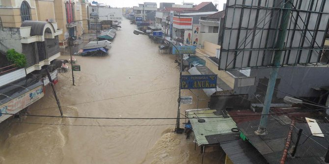 Banjir Indramayu mulai surut, Jalur Pantura bisa dilalui satu arah