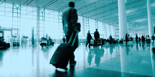 Pria Prancis selundupkan istrinya di dalam koper