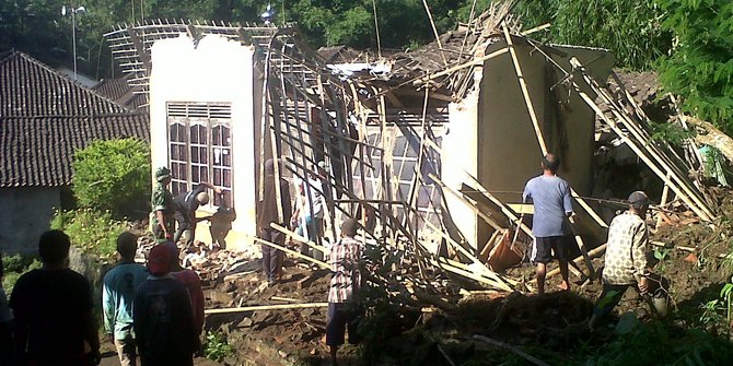 2 Rumah rusak berat tertimbun longsor di lereng Gunung Sumbing