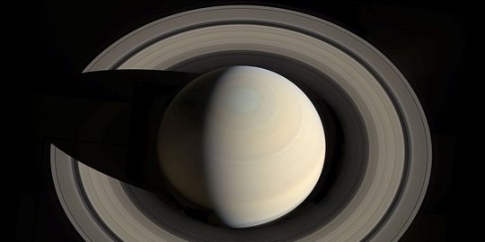 Planet bercincin ditemukan bersembunyi di belakang Saturnus