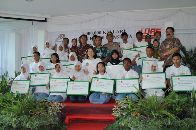 penyerahan beasiswa dari pan brothers kepada indorunners