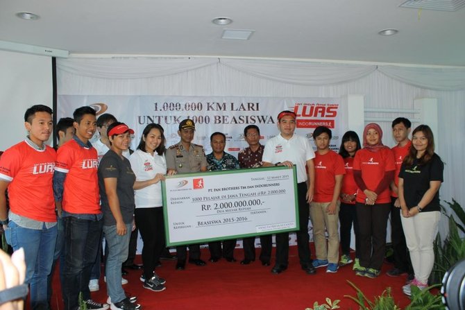 penyerahan beasiswa dari pan brothers kepada indorunners