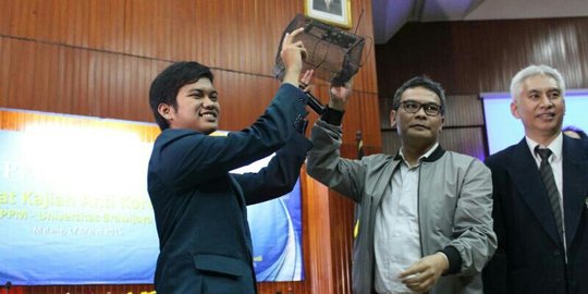 Johan Budi dihadiahi jebakan tikus oleh mahasiswa Brawijaya