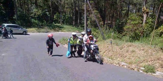 Dorong pengendara motor di jalan menanjak, 2 polisi ini tuai pujian