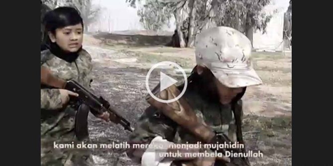 Beredar video ISIS ajari anak kecil gunakan senjata AK-47