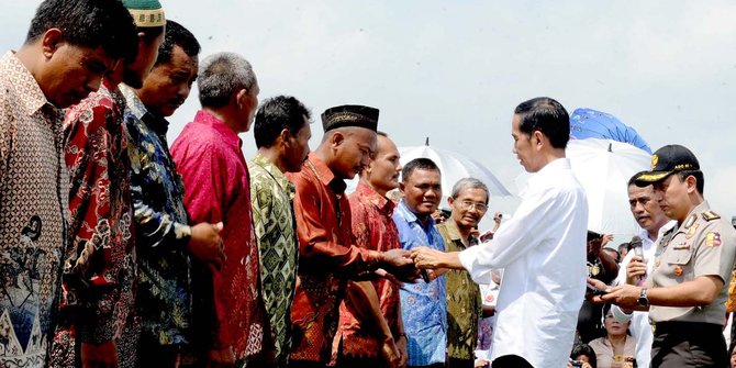 Traktor diangkut lagi usai pidato, Jokowi bohongi petani