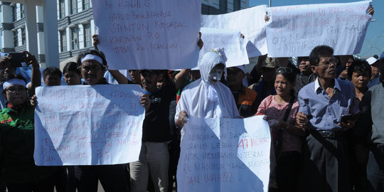 Gelar demo, sopir Terminal Rawamangun berubah jadi pocong