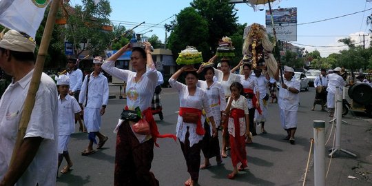Jelang Nyepi umat Hindu di Bali gelar penyucian 'Pratima' di pantai