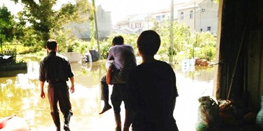 china dipecat usai minta gendong warga korban banjir rev2