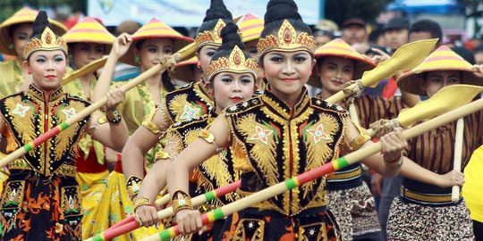 Ratusan pelajar menari tradisional sambut HUT Kabupaten Kediri