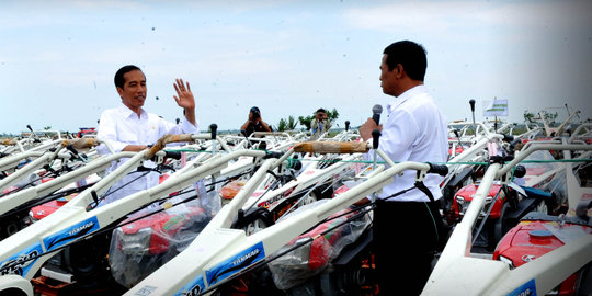 Hobi Jokowi bagi-bagi traktor ke petani berujung polemik