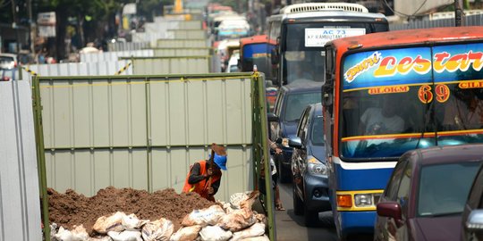 Imbas proyek jalan layang, Kebayoran Lama hingga Cipulir macet parah