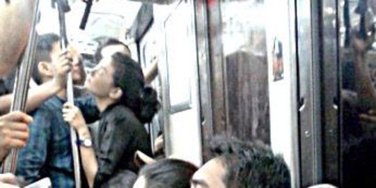 Dua sejoli ciuman dan gesek kemaluan di KRL yang menuju ke Tebet