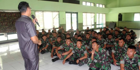Polisi ajarkan ratusan TNI cara tangkal narkoba di perbatasan