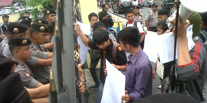 Demo anti maksiat di Polda Riau berujung ricuh  merdeka.com