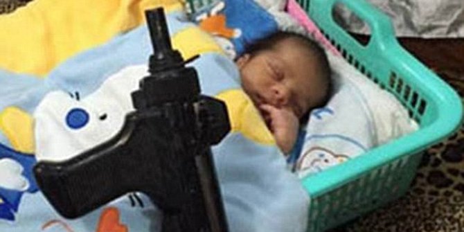 Anak militan ISIS sejak bayi dibiasakan dekat senjata api