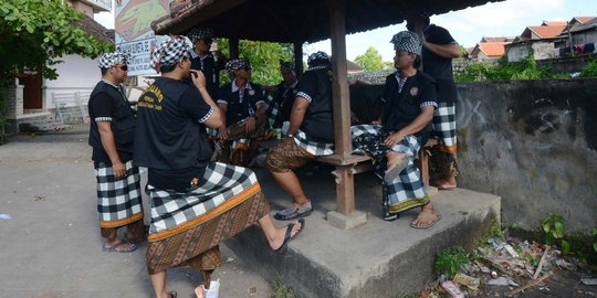 Ajak siswi SMK minum arak di kafe, pemangku adat disidang warga