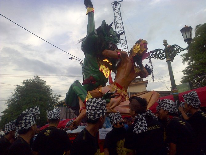 pawai ogoh ogoh bikin malioboro jadi seperti di bali