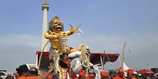 Ratusan umat Hindu meriahkan pawai ogoh-ogoh di Monas