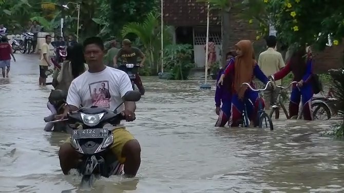 dua sungai meluap 2 kecamatan di kabupaten demak terendam banjir
