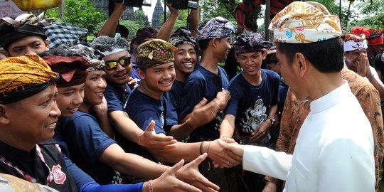 Gaya Jokowi pakai udeng hadiri upacara Tawur Kesanga di Prambanan