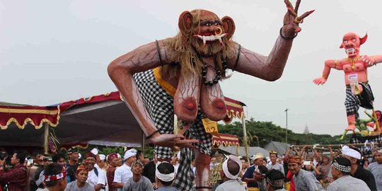 Sambut Nyepi, ribuan umat Hindu di Malang arak genderuwo dan tuyul