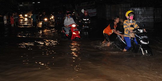 Hujan deras, rel di Stasiun Tebet terendam sebetis