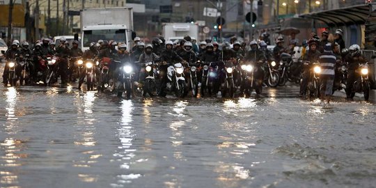 Banjir terjang Jakarta, ketinggian air selutut orang dewasa