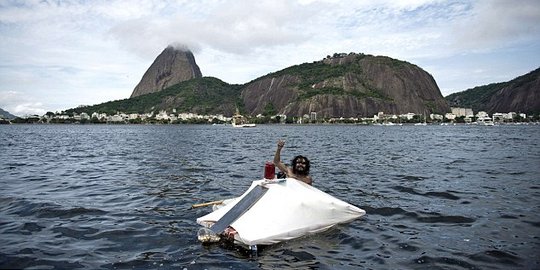 Gelandangan ini kreatif, bikin rakit tenda dari sampah
