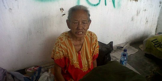 Dianiaya dan dicampakkan anak, Nenek Tetty tinggal di poskamling